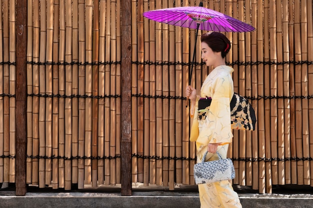 Foto grátis linda mulher japonesa de quimono com espaço de cópia