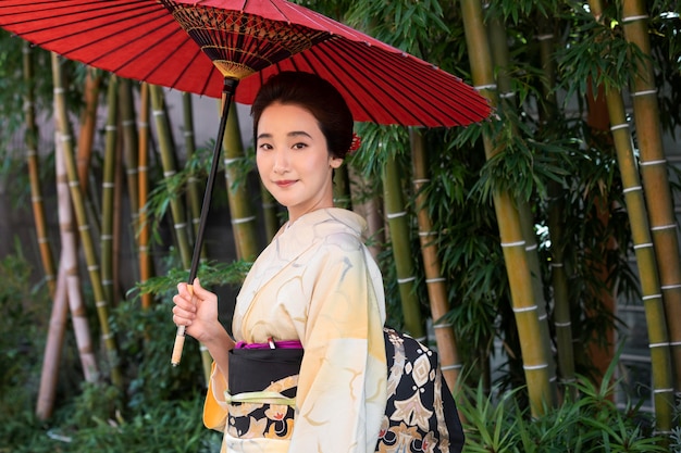 Linda mulher japonesa de quimono com espaço de cópia