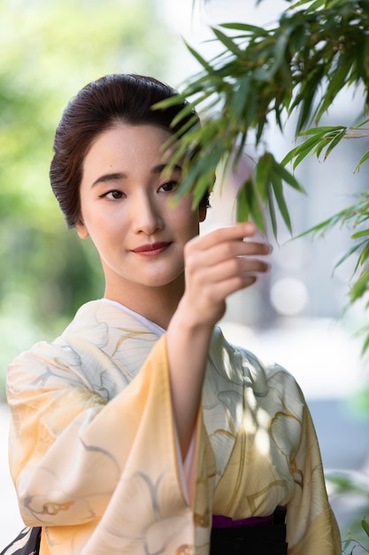 Linda mulher japonesa em um quimono ao ar livre