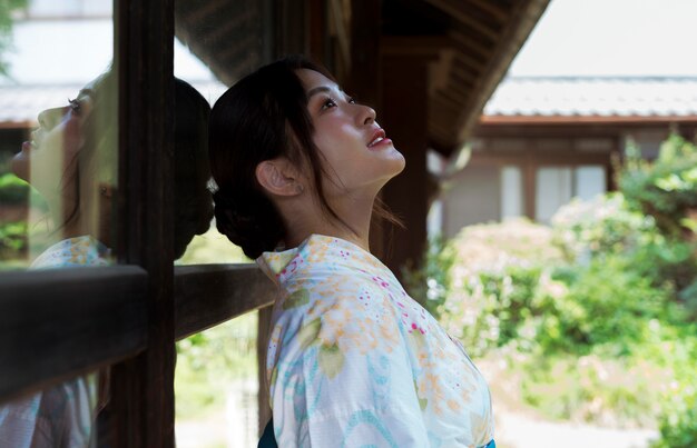 Linda mulher japonesa vestindo um quimono tradicional