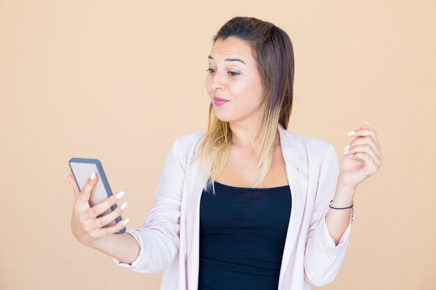 Linda mulher lendo a mensagem no smartphone