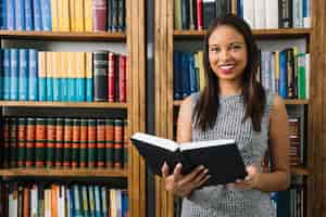 Foto grátis linda mulher lendo livro na biblioteca