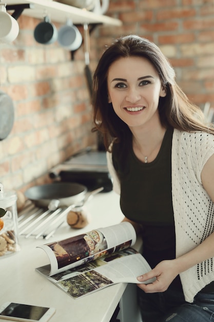 Foto grátis linda mulher lendo uma revista