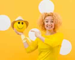 Foto grátis linda mulher loira com balão feliz