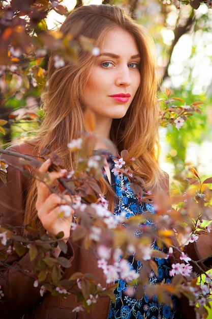 Linda mulher loira no parque em um dia quente de primavera