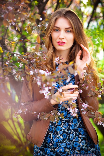 Linda mulher loira no parque em um dia quente de primavera