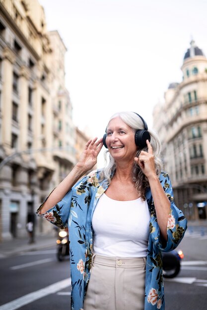 Linda mulher madura passando um tempo na cidade