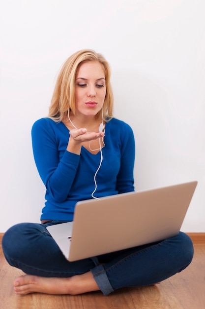 Linda mulher mandando beijos durante a conversa pela internet