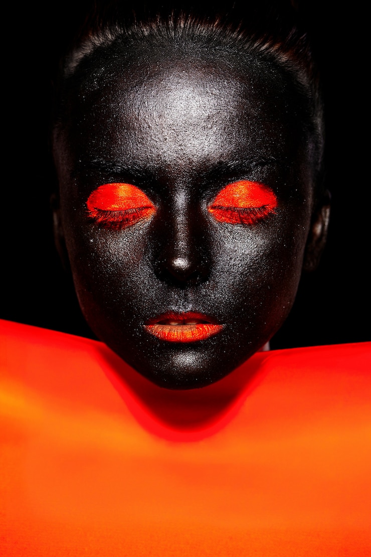 Foto grátis linda mulher negra com máscara preta com maquiagem brilhante laranja e lábios
