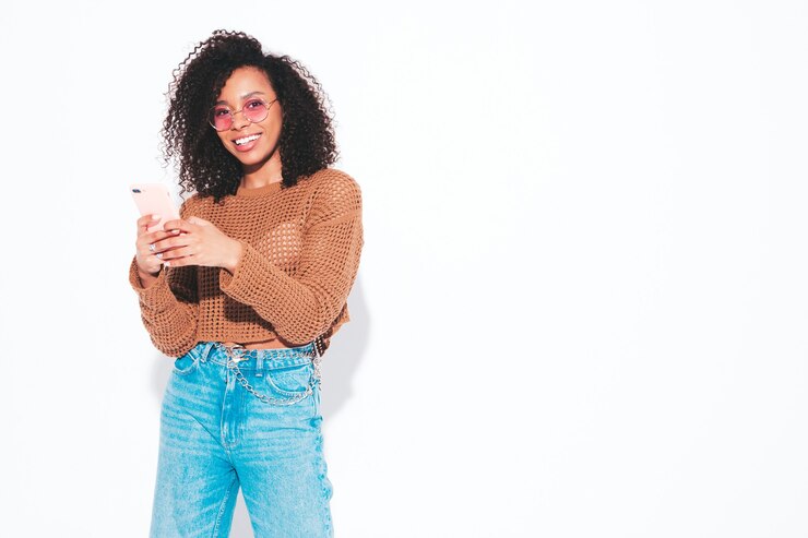 Foto grátis linda mulher negra com penteado afro