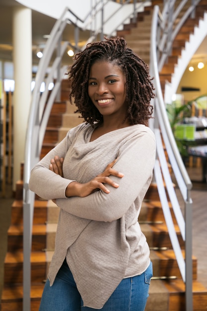 Linda mulher negra posando na biblioteca