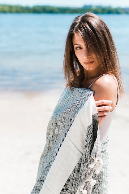 Foto grátis linda mulher no lenço de praia