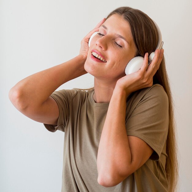 Linda mulher ouvindo música