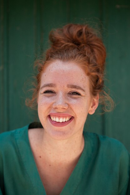 Linda mulher ruiva sorridente, olhando para a câmera