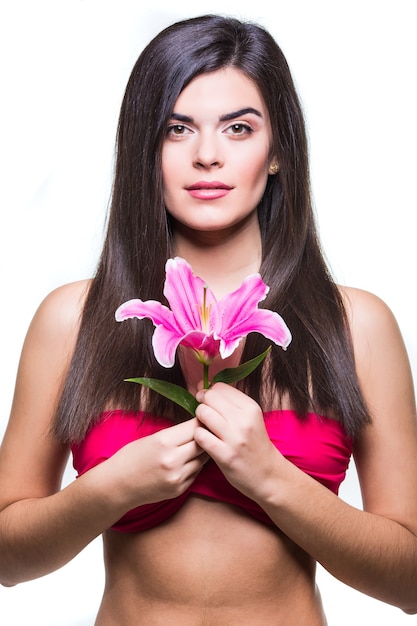 Linda mulher sorridente com um lírio isolado no fundo branco