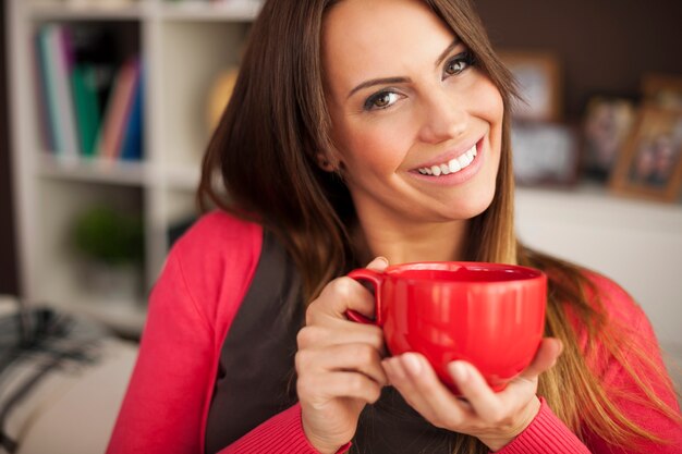 Linda mulher sorridente com uma xícara de café