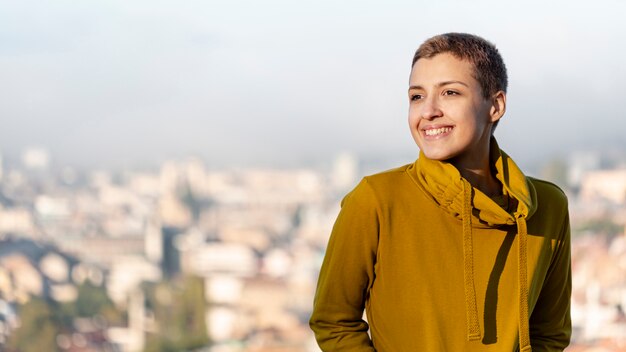 Linda mulher sorrindo Plano Médio