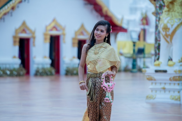 Linda mulher tailandesa em traje tradicional no templo de phra that choeng chum tailândia