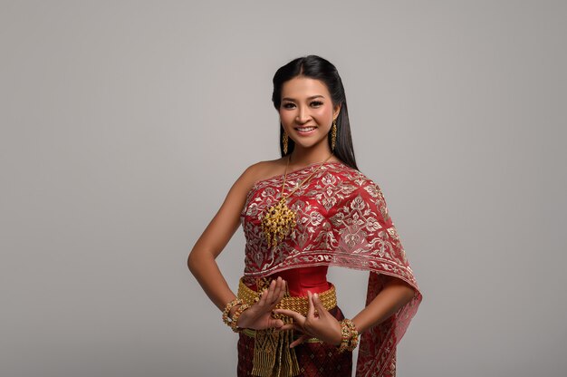Linda mulher tailandesa usando vestido tailandês e dança tailandesa