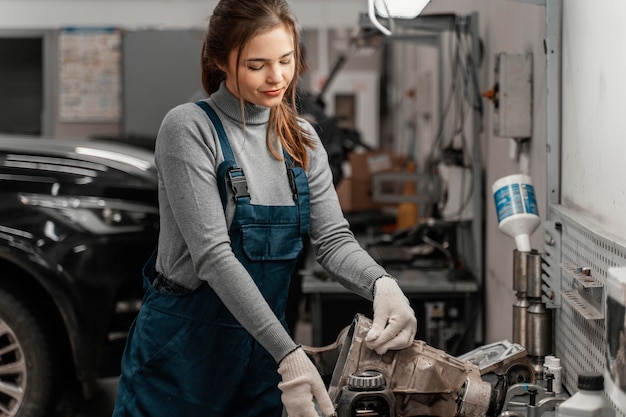 Linda mulher trabalhando em uma oficina de automóveis