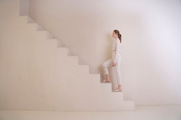 Foto grátis linda mulher vestindo camisa minimalista