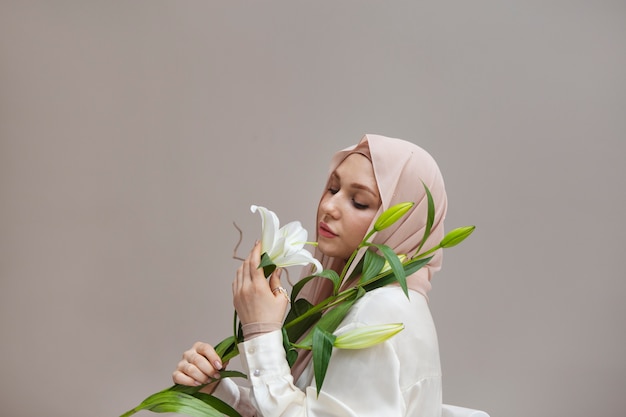 Foto grátis linda mulher vestindo hijab