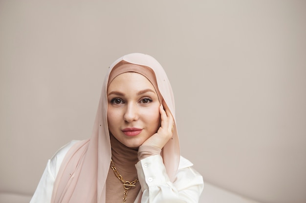 Linda mulher vestindo hijab