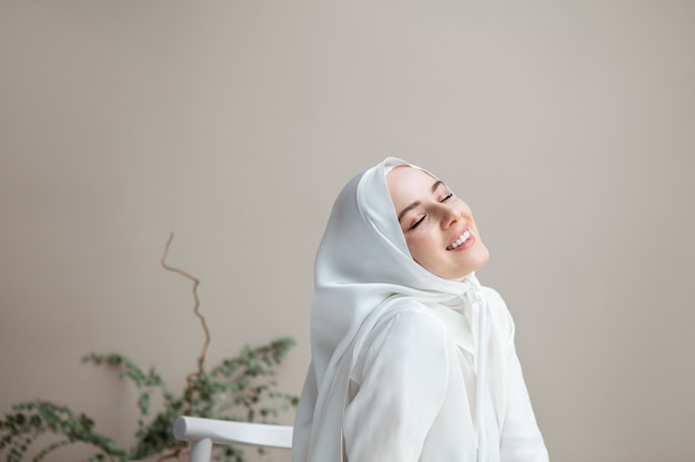 Linda mulher vestindo hijab