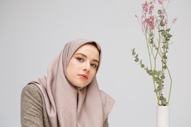 Linda mulher vestindo hijab