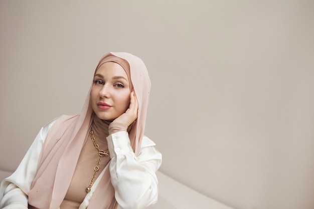 Linda mulher vestindo hijab