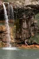 Foto grátis linda paisagem de cachoeira