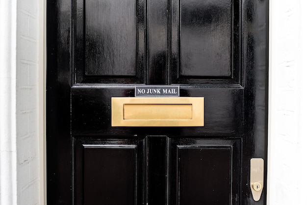 Linda porta preta com caixa de correio em uma fachada de casa branca em Notting Hill