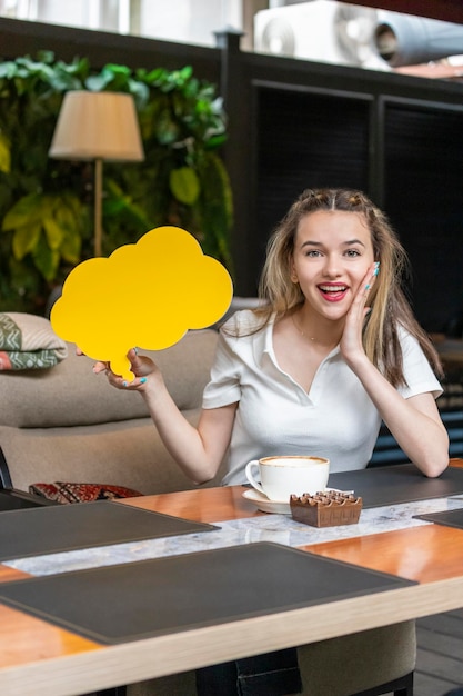 Linda senhora segurando o quadro de ideias e sorrindo para a câmera