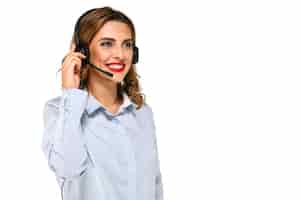 Foto grátis linda, sorridente, mulher encantadora, operador com fone de ouvido, tendo chamadas.