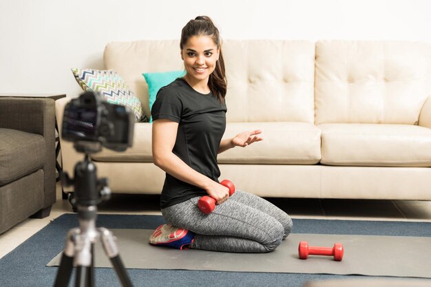 Linda treinadora e blogueira dando conselhos de fitness para seus seguidores em vídeo