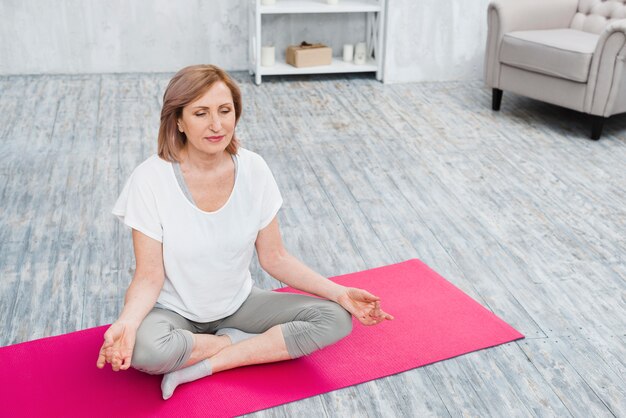 Resultado de imagem para mulher velha meditando