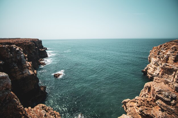 Linda vista das falésias e do mar sob o céu azul