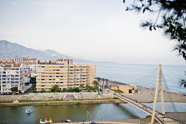 Linda vista em edifícios à beira-mar e ponte branca alta