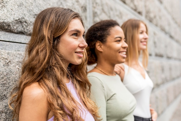 Lindas amigas de lado olhando para longe