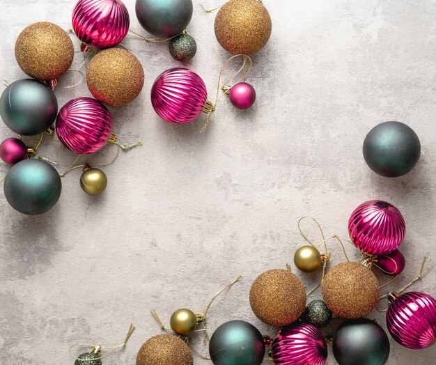 Lindas bolas de Natal bronze, roxa e cinza em uma mesa