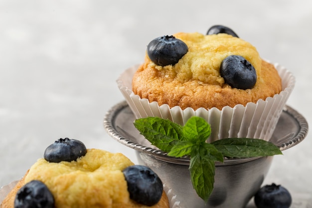 Foto grátis lindas e deliciosas sobremesas mirtilos e hortelã