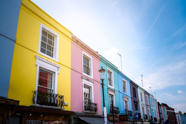 Lindas fachadas de casas multicoloridas em Notting Hill