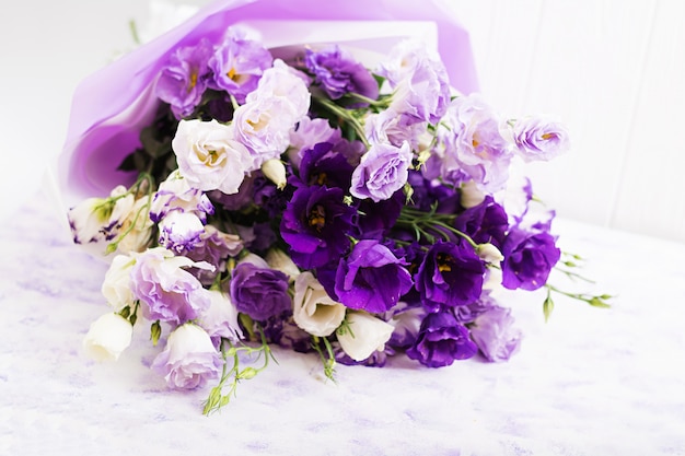 Lindas flores buquê mistura de branco, roxo e violeta eustoma.