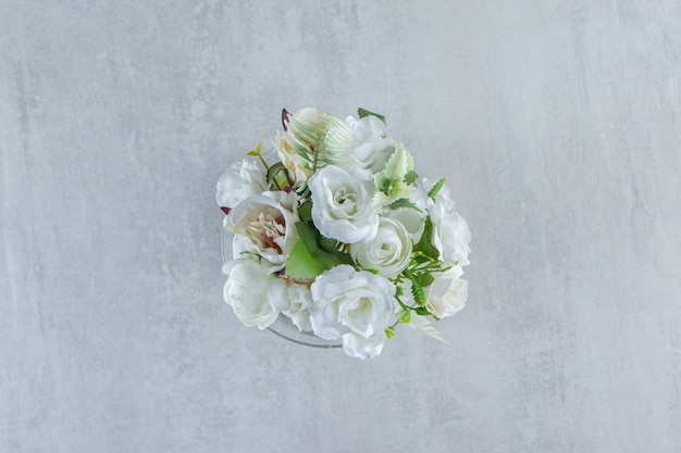 Foto grátis lindas flores de fragrância e vidro, na mesa branca.