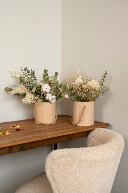 Lindas flores secas na mesa de madeira