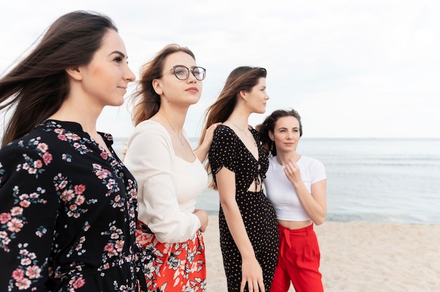 Lindas garotas se divertindo na praia