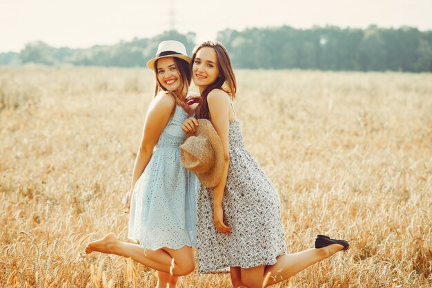 Lindas garotas têm um descanso em um campo