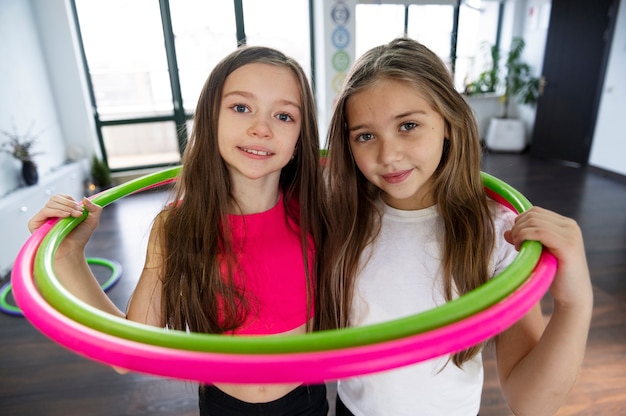 Foto grátis lindas garotas usando hula hop