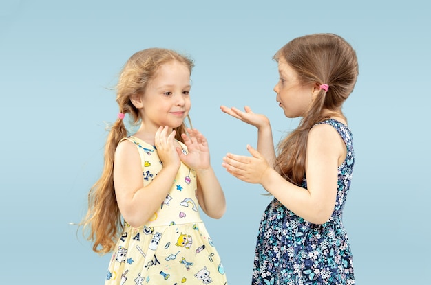 Lindas garotinhas emocionantes no azul