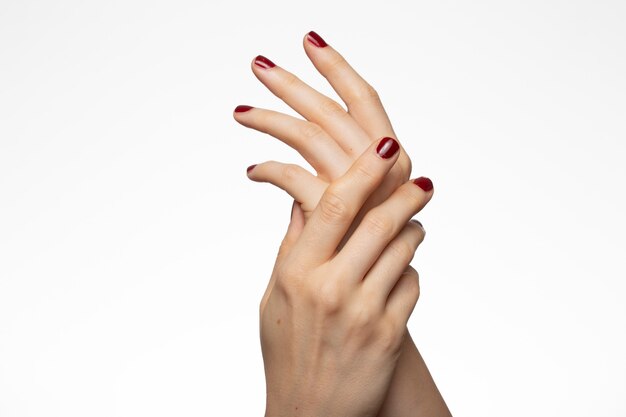 Lindas mãos femininas com esmalte vermelho